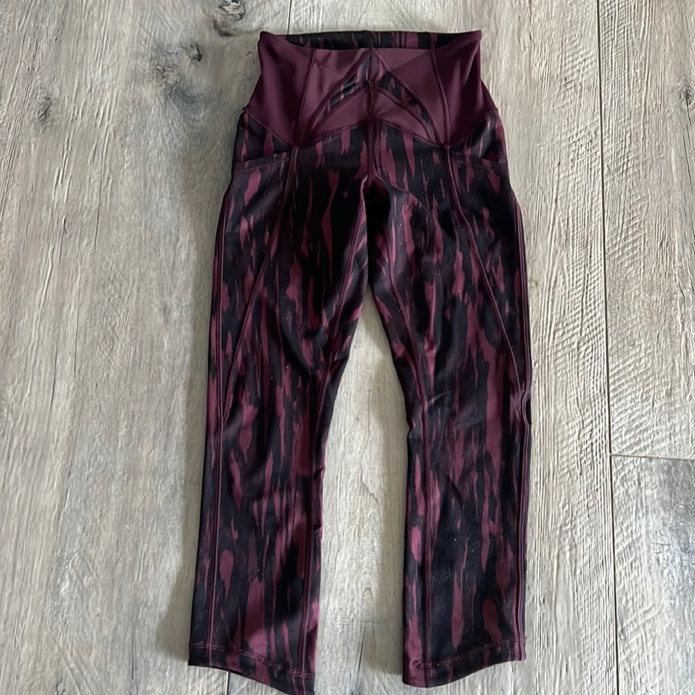 Lululemon burgundy and black high waisted tie-dye cropped leggings size 4